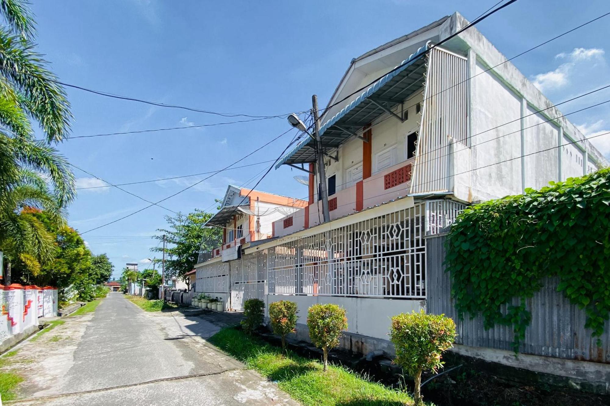 Amira House Kisaran Redpartner Hotel Exterior photo